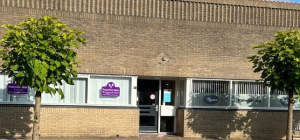 Gevel van Podotherapie Reggestreek aan de Reggestraat 99 in Enter (voormalig politiebureau)